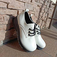 Туфлі жіночі білі на шнурівці