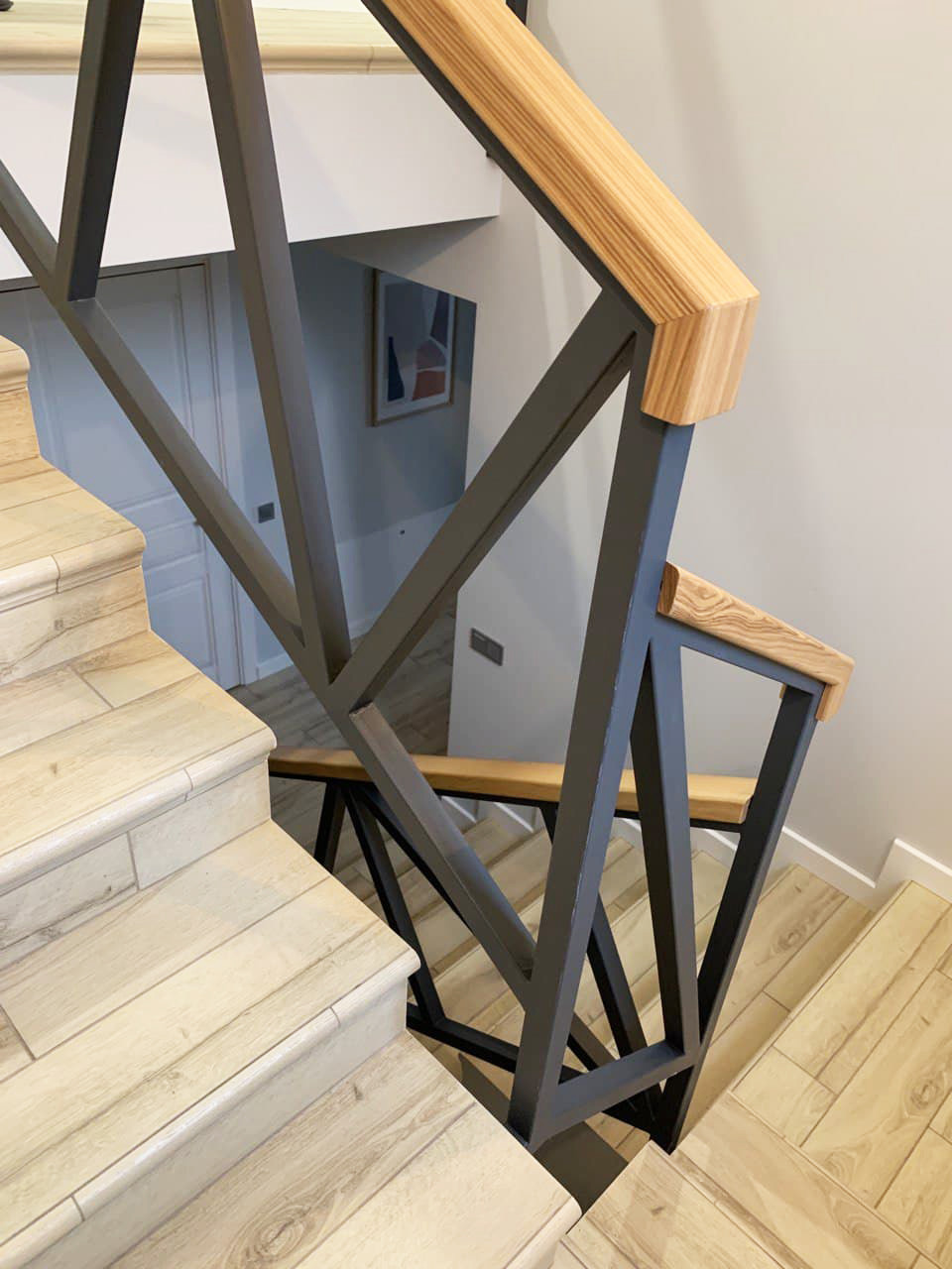 Залізні перила з чорного металу в індустріальному стилі - виробництво та монтаж, в приватний будинок або офіс