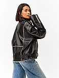 Жіноча шкіряна куртка оверсайз з білою обробкою – зухвалий стиль поза часом, фото 2