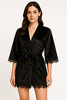 Жіночий велюровий домашній халат чорний з мереживом на запах з поясом