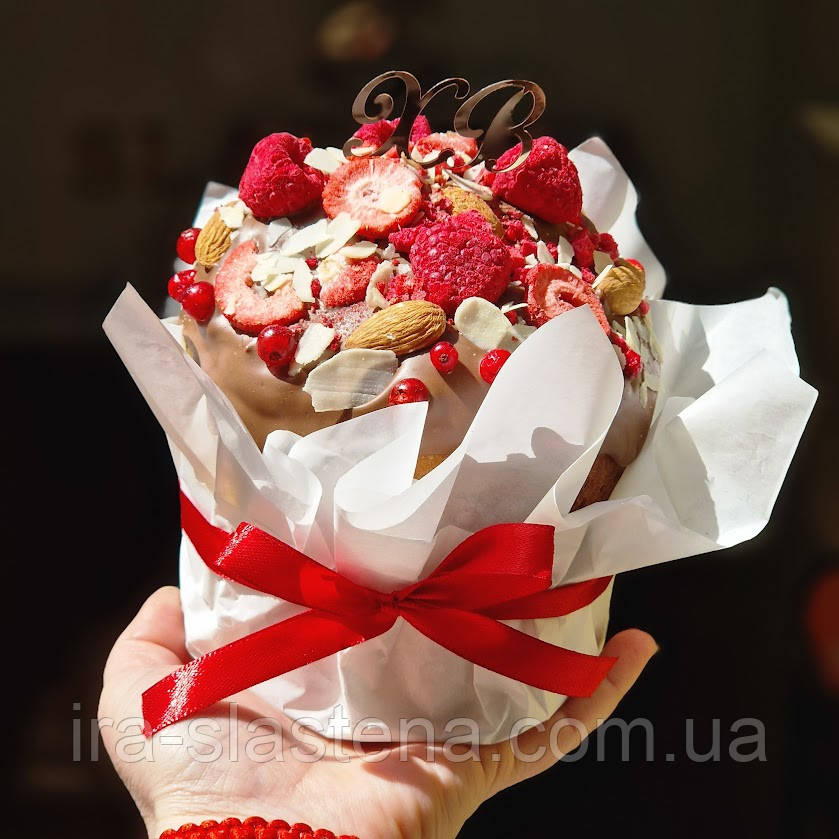 Паска класична з шоколадним декором ягодами Україна