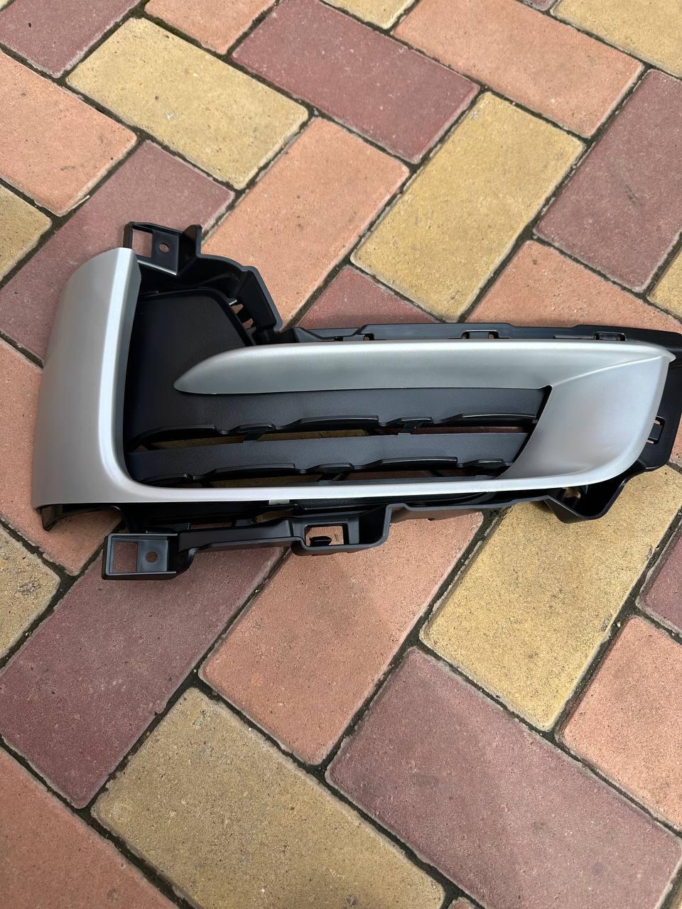 Решітка з накладкою в бампері права тип G BMW X5 F15 (БМВ Х5 Ф15) 2013-2019 51117336510