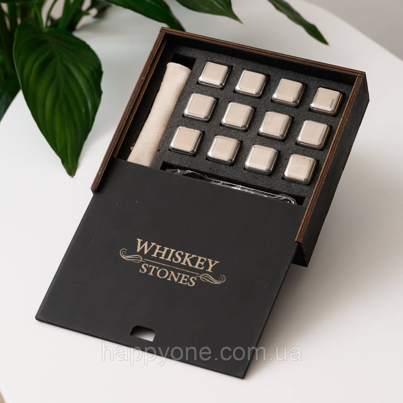 Сталеві кубики для віскі Whiskey Stones в дерев'яній коробці (12 шт.)