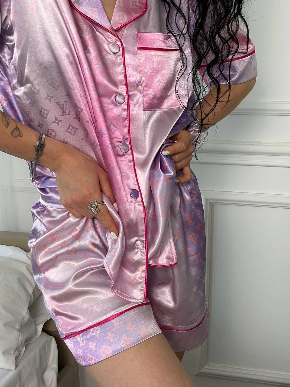 Жіноча піжама з шортами LV сатинова рожево-фіолетова