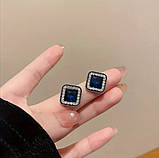 Неймовірно стильні сережки у вигляді ромбу з чинним каменем, виконанні у сріблі, фото 2