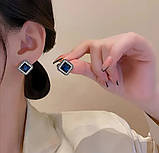 Неймовірно стильні сережки у вигляді ромбу з чинним каменем, виконанні у сріблі, фото 3