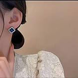 Неймовірно стильні сережки у вигляді ромбу з чинним каменем, виконанні у сріблі, фото 4