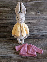 Кролик в'язаний із велюрової пряжі, 25 см — ручна робота з рухомими лапками та двома кофточками