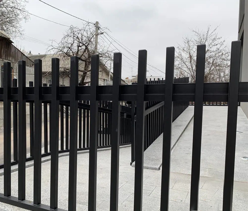 Огородження з вертикальним заповненням з чорного металу - для кафе, ресторанів, приватних будинків.