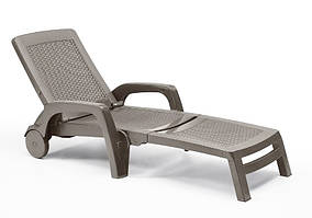 Пластиковые шезлонги для дачи и пляжа