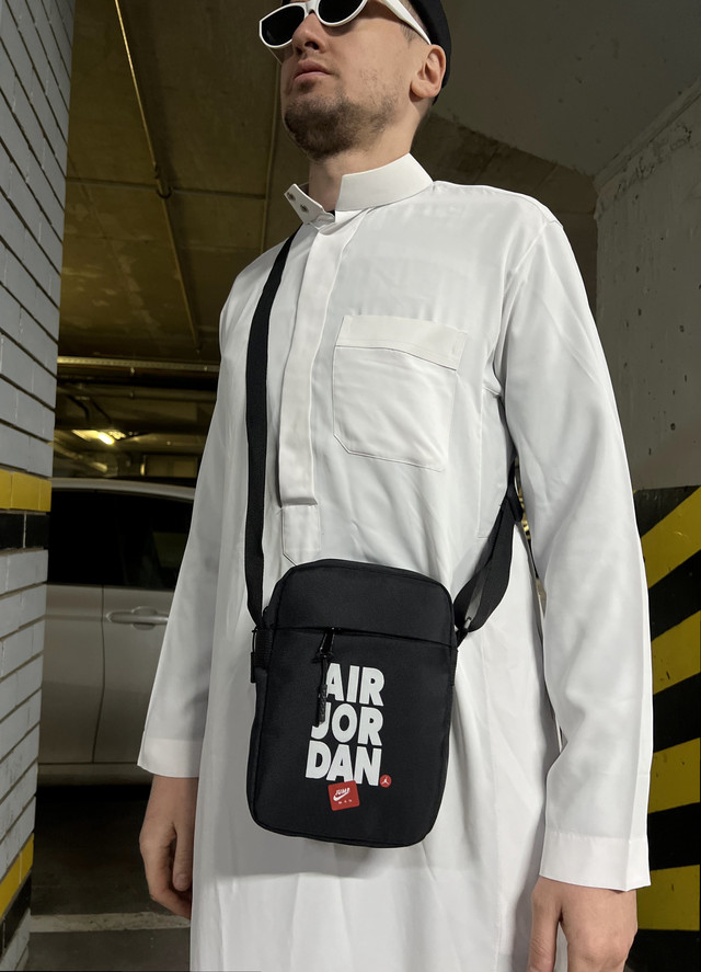 Чоловіча барсетка на ремінці середньої довжини