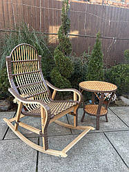 Крісло-гойдалка з ротанга та столик