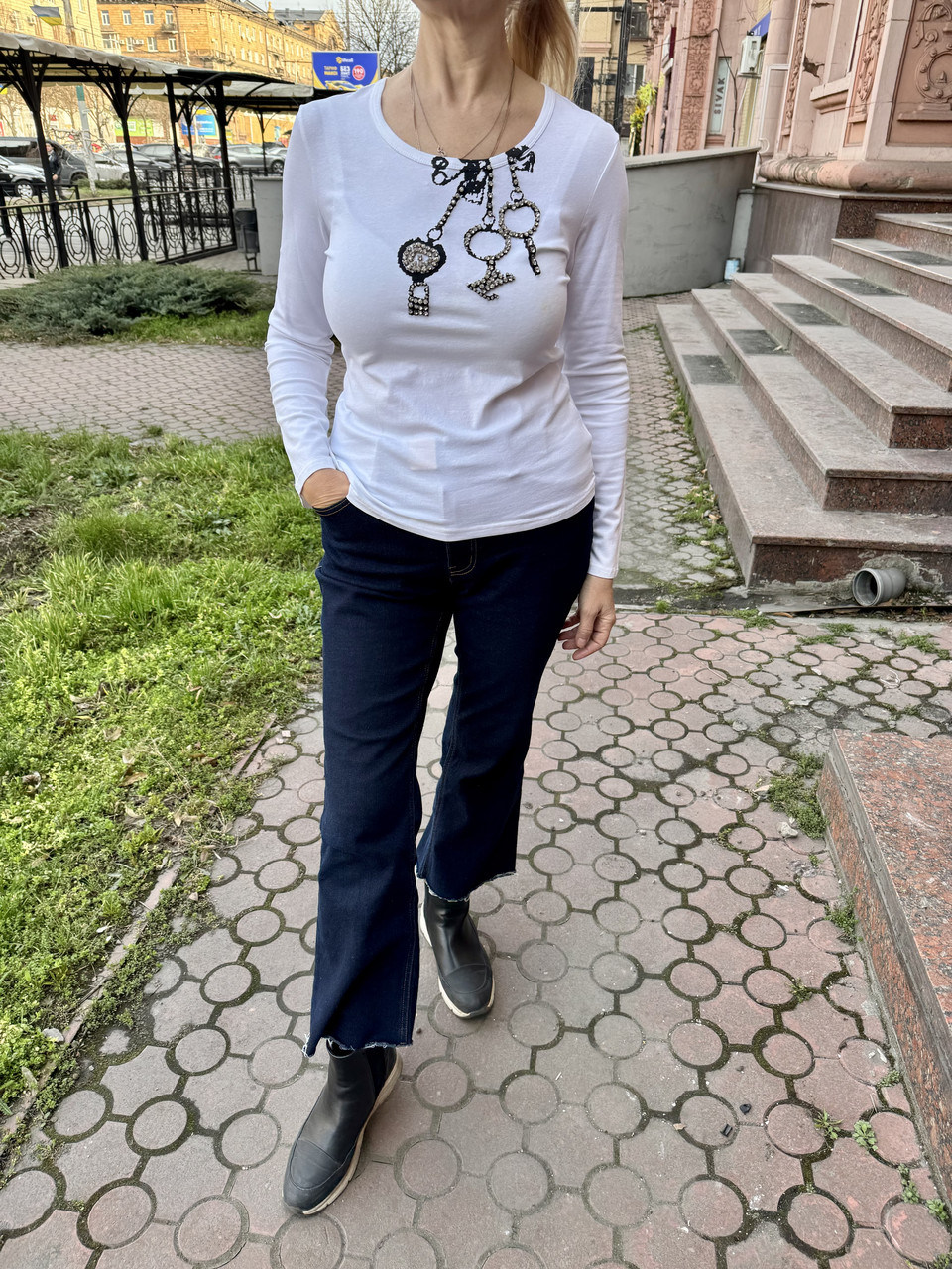 Футболка жіноча біла тонка молодіжна з довгим рукавом