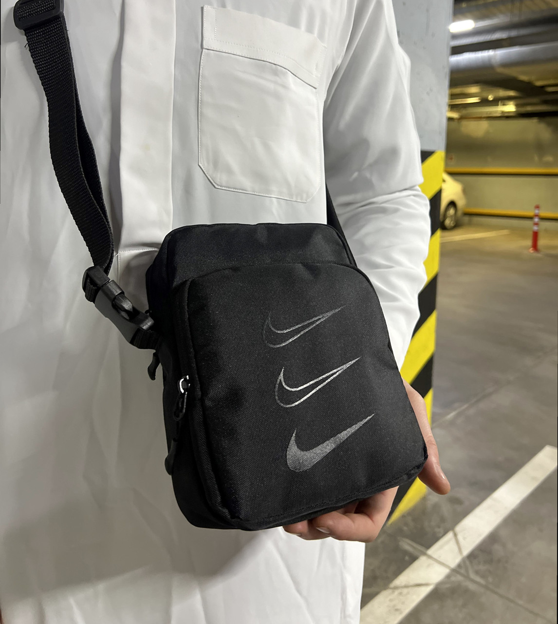 Чорна чоловіча барсетка на ремені - стиль та функціональність Nike