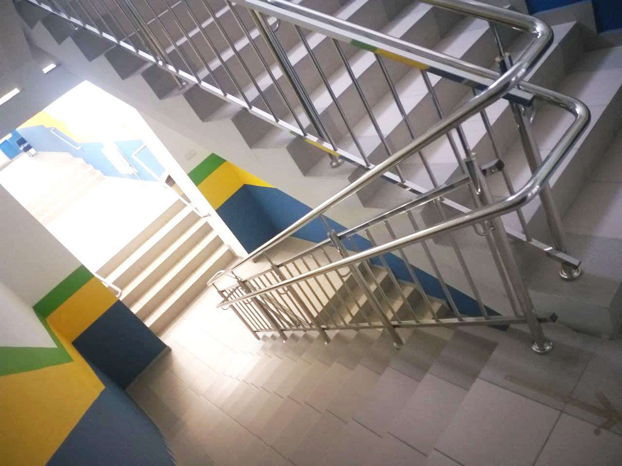 Перила та огорожі сходів для дитячих установ з нержавіючої сталі