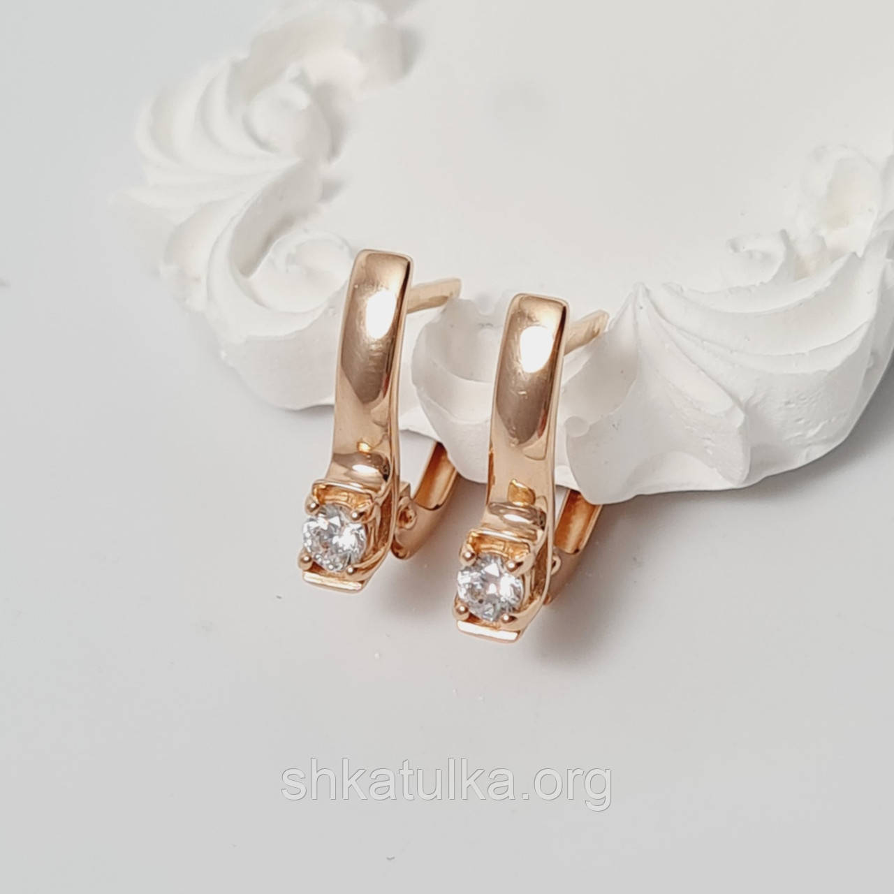 Сережки золоті гладкі геометрична форма з круглими білими фіанітами