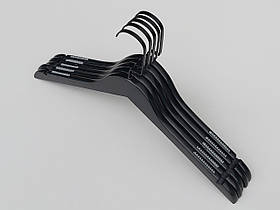 Плічка довжиною 44 см. Чорний гачок. Дерев'яні чорного кольору, в упаковці 5 штук