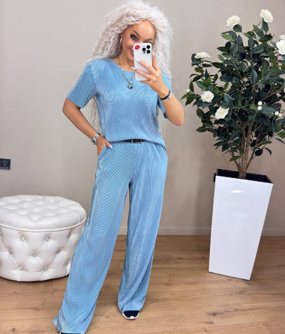 Яскравий літній брючний костюм жіночий блакитний легкий легкий вільний костюм плісе з прямими брюками і футболкою, фото 1