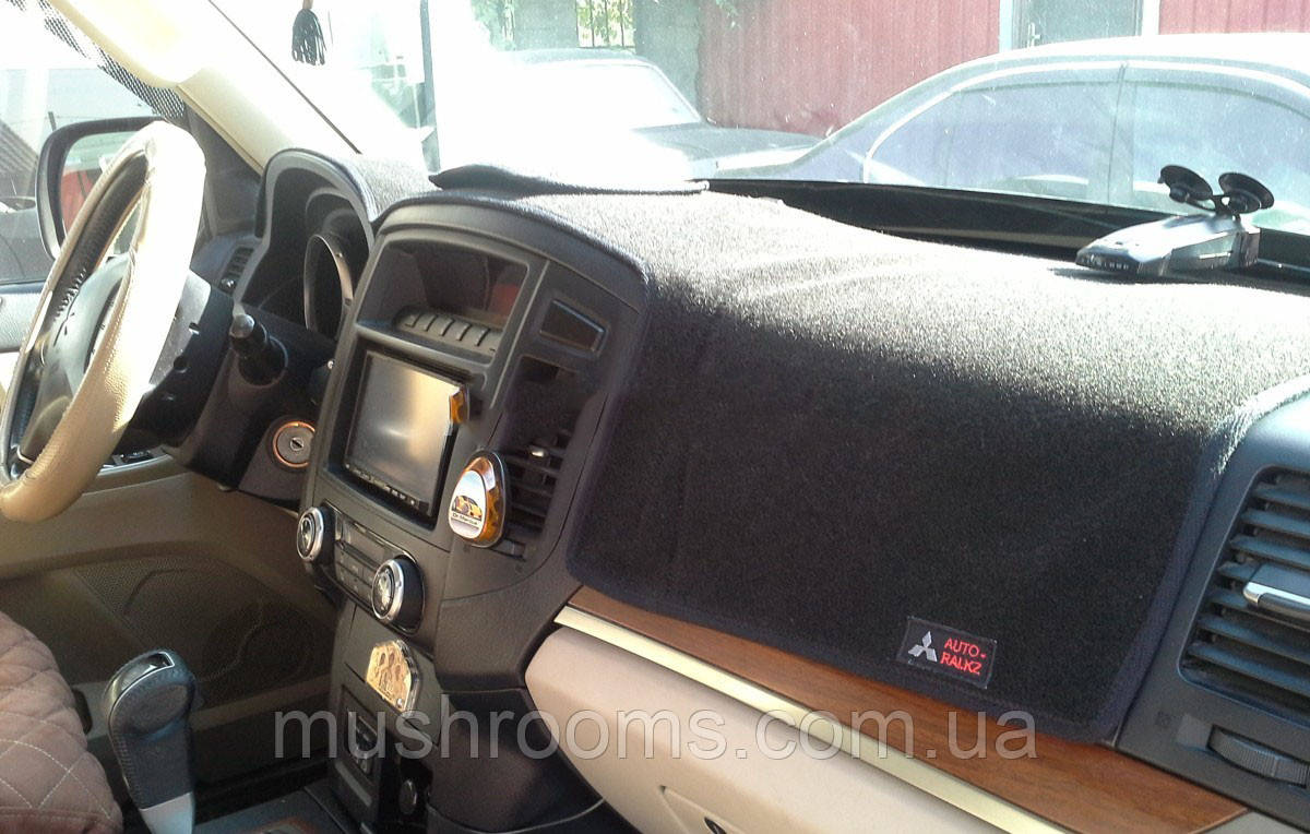 Накидка на торпеду Mitsubishi Pajero 4 пок. 2006+ чохол килимок накидка на панель приладів Мітсубісі Паджеро, фото 1