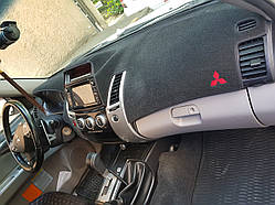 Накидка на торпеду Mitsubishi Pajero Sport (2 пок. = мод. 2: рестайлінг) 2013-2015 чохол на панель приладів