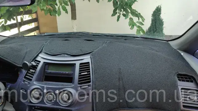 Накидка на торпеду Mitsubishi Grandis 2003-2008 чохол килимок накидка на панель приладів авто Мітсубісі, фото 1