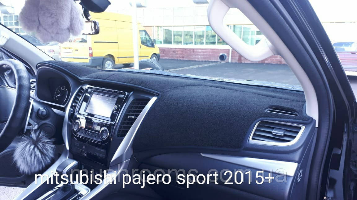 Накидка на торпеду Mitsubishi Pajero Sport 2015-н.в. чохол килимок накидка на панель приладів авто Міттсубісі, фото 1