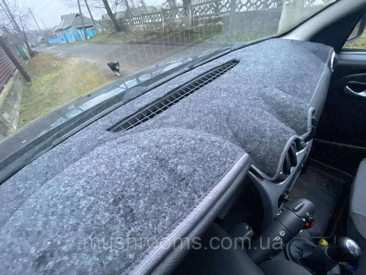 Накидка на торпеду Dacia Sandero 2008-2012р. чохол килимок накидка на панель приладів Дачія Сандеро