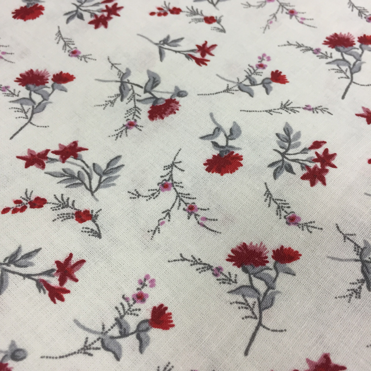 Ткань с мелкими красными гвоздичками, цветочками на белом фоне, бязь, хлопок - фото 1 - id-p341328427