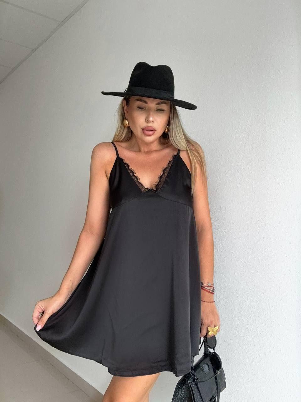 Чорне жіноче мінімалістичне елегантне шовкове плаття-комбінація вільного крою на тонких бретелях, фото 1