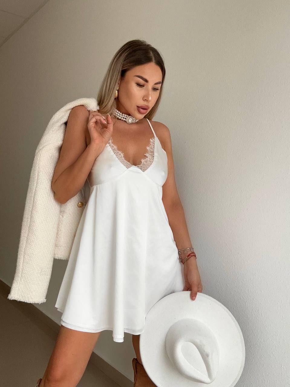 Молочне жіноче мінімалістичне елегантне шовкове плаття-комбінація вільного крою на тонких бретелях, фото 1