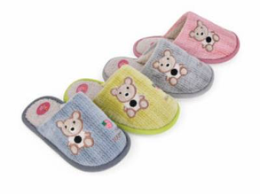 Тапки дитячі розмір 30-35 матеріал бавовна колір показаний на зображенні в пакованні від 6 шт.