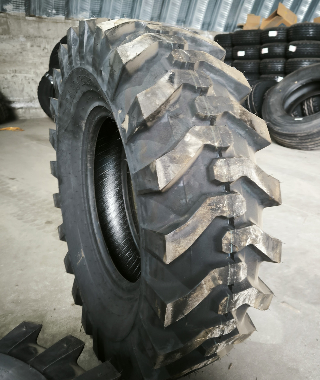 Шини 12.5/80-18 на екскаватор JCB