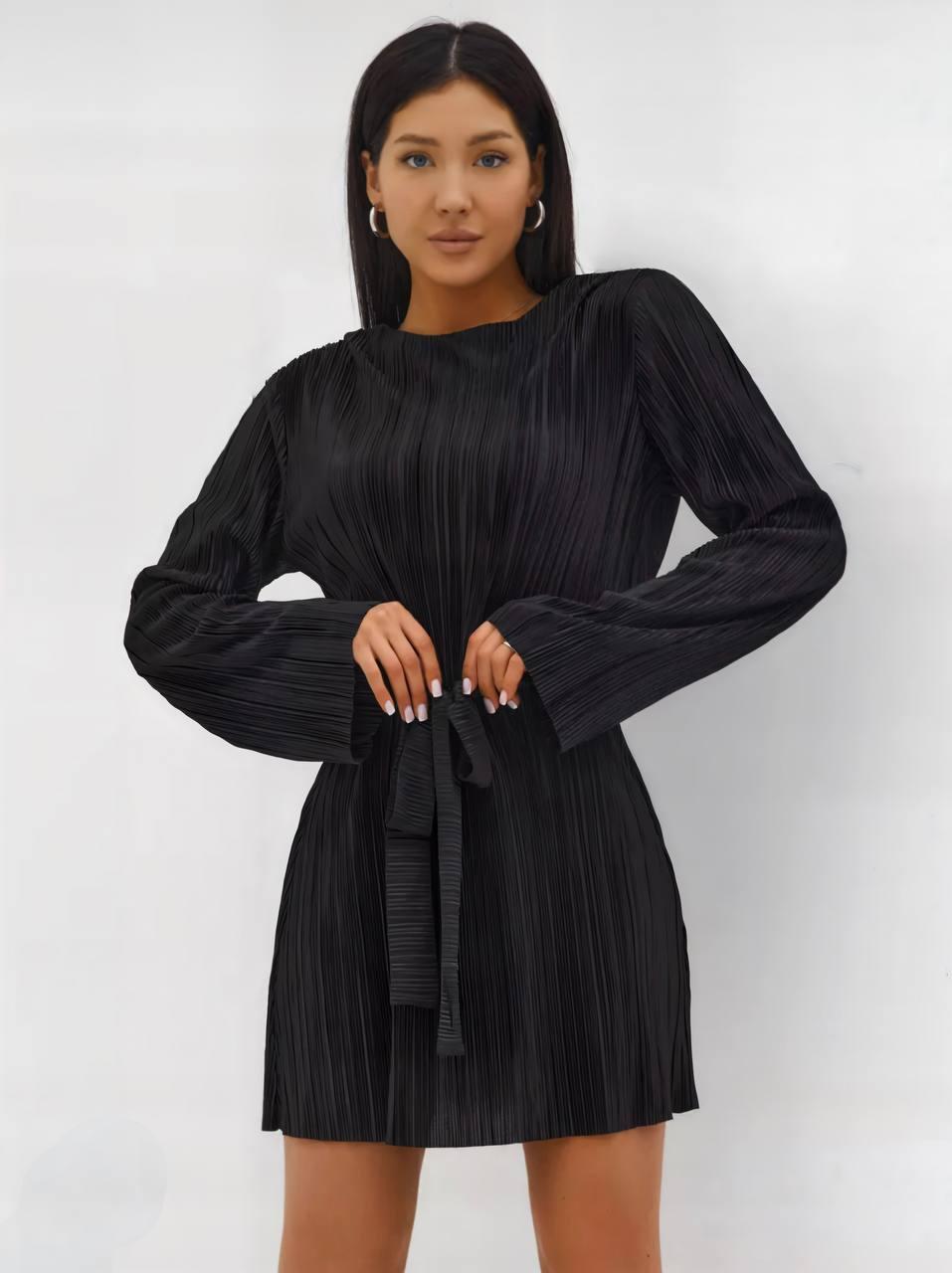 Чорне жіноче мінімалістичне плаття з пліссе вільного фасону до середини стегна з поясом, фото 1