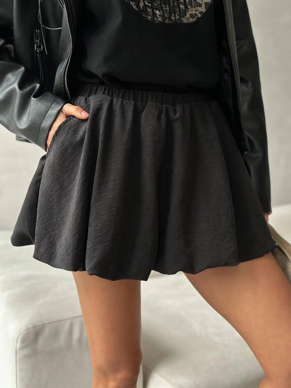 Жіночі літні легкі чорні шорти-спідниця кльош міні з комфортної тканини жатка, фото 1