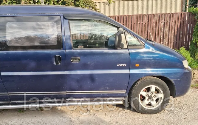 Дефлектори вікон (вітровики) Hyundai H200 1998-2007 (Autoclover A039)