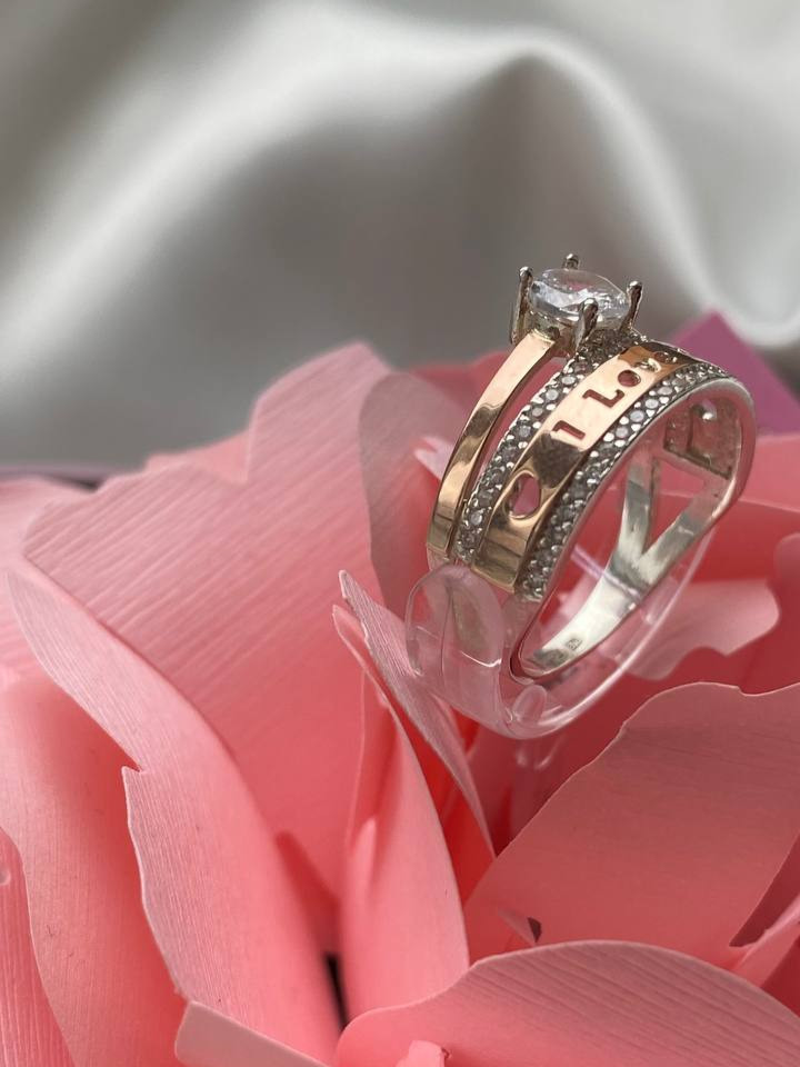 Срібна каблучка з золотими напайками та фіанітами "I love you"