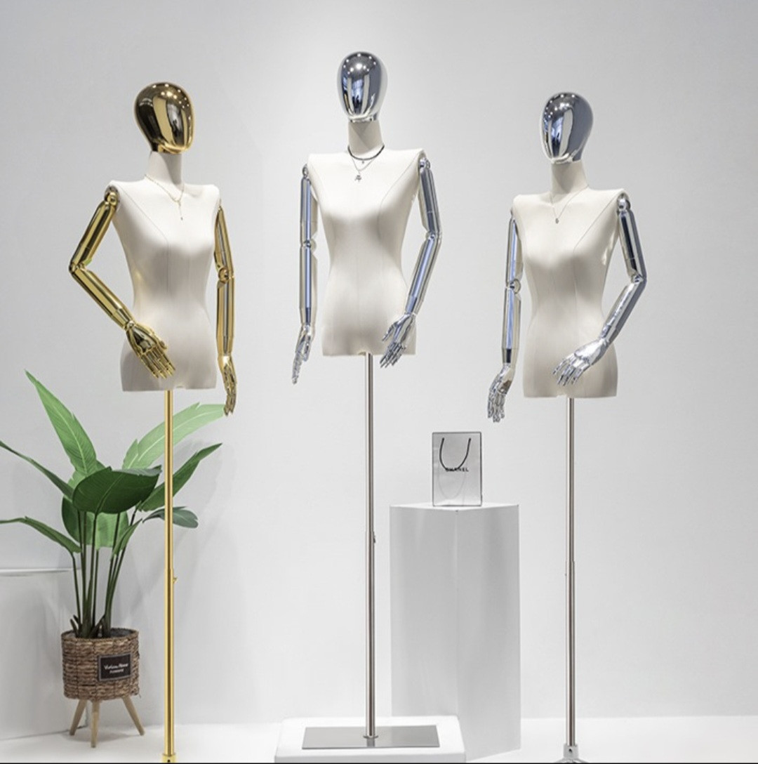 Манекен жіночий з золотою та срібною головою та дерев'яними руками на шарнірах, фото 1