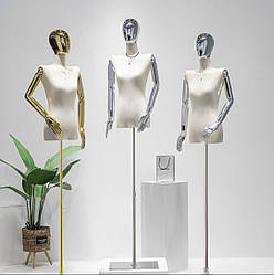 Манекен жіночий з золотою та срібною головою та дерев'яними руками на шарнірах