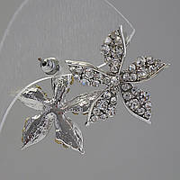 Сережки-пусети Квітка, білі стрази, метал під срібло, 2,5 см купити біжутерію дешево оптом в інтернеті