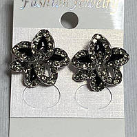 Сережки -пусети у вигляді квітів довільної форми, прикрашених стразами, під "срібло" \ 20мм купити біжутерію дешево оптом в