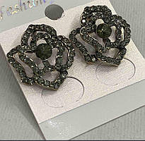 Сережки-пусети Троянди, темні стрази, метал під золото, 20мм купити біжутерію дешево оптом в інтернеті