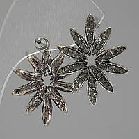 Сережки-пусети Квітка, світлі стрази, метал під срібло, 30мм купити біжутерію дешево оптом в інтернеті