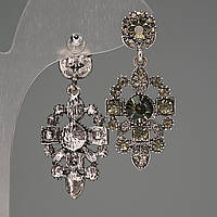 Сережки-пусети з підвіскою, темні і світлі стрази, метал під срібло, 40мм купити біжутерію дешево оптом в інтернеті