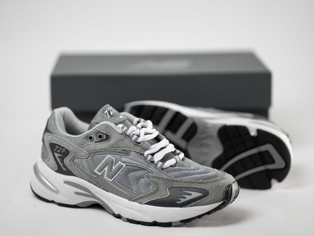 Чоловічі кросівки New Balance 725 Grey сірі