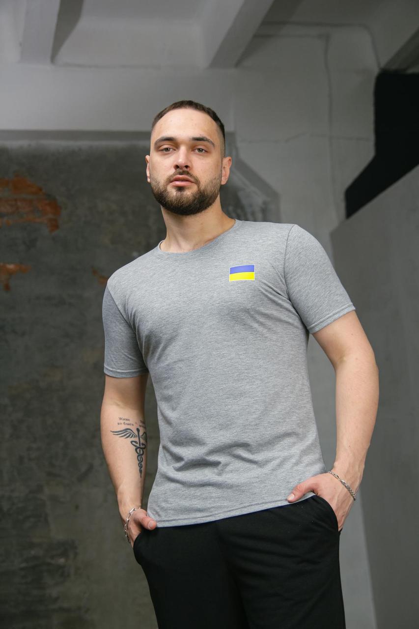 Однотонна сіра чоловіча футболка з прапором на грудях/ Стильна повсякденна футболка для чоловіків/ Базова літня футболка, фото 1