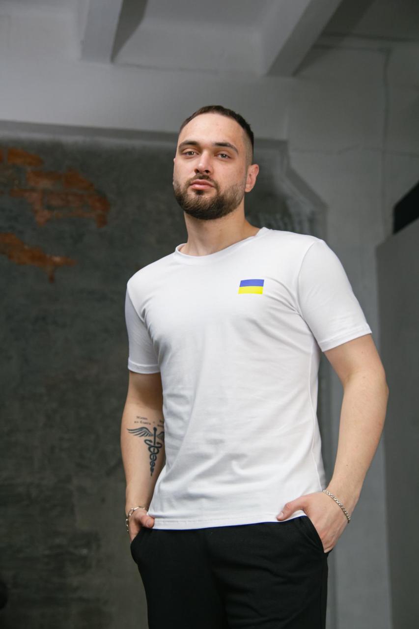 Біла чоловіча футболка з прапором України на грудях/ Стильна повсякденна футболка/ Базова літня футболка, фото 1