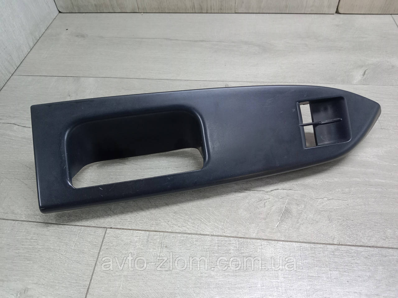 Накладка ручки дверей Volkswagen Touran, Тоуран. 2003–2010. 1T1867371G.
