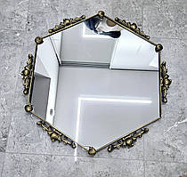 Антикварне дзеркало в бронзовій рамі