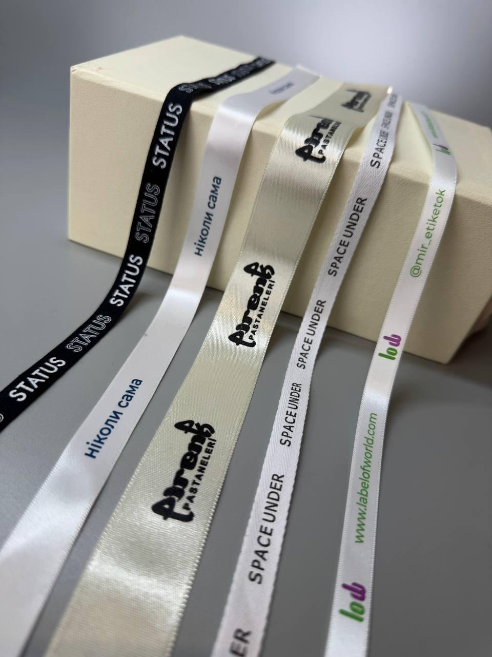 Пакувальна стрічка з фірмовим стилем Стрічка з логотипом атласна 12 мм шириною Замовити стрічки з написом, фото 1