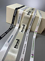 Пакувальна стрічка з фірмовим стилем Стрічка з логотипом атласна 12 мм шириною Замовити стрічки з написом